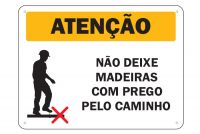 Placa de sinalização Atenção Não deixe madeiras com prego pelo caminho